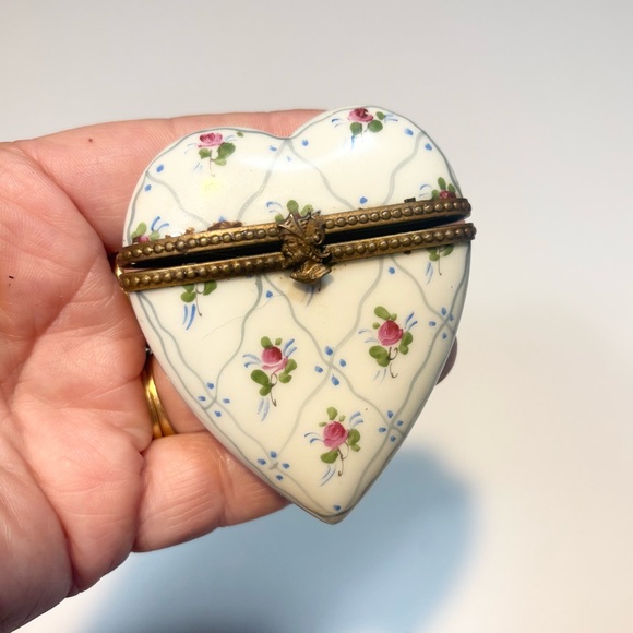 Limoges Other - French Limoges Peint Main hinged heart-shaped trinket box